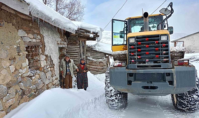 Sivas&#039;ta Yoğun Kar Yağışı Sonrası Yaşlı Çiftin Yardımına Koşan Ekipler, Umut Oldu