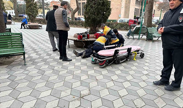 Sokakta fenalaşan ve kalp masajı ile hayata döndürülen şahıs, hayatını kaybetti