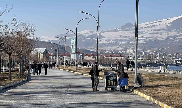 Tatvan&#039;da güneşli havayı fırsat bilen vatandaşlar sahile akın etti