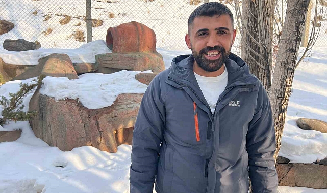 Tilkiyi elleriyle besliyor