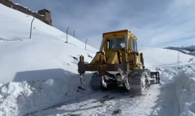 Tunceli&#039;de Kar Engeli Devam Ediyor: Kırdım Köyü Yolunu Açma Çalışmaları Sürüyor