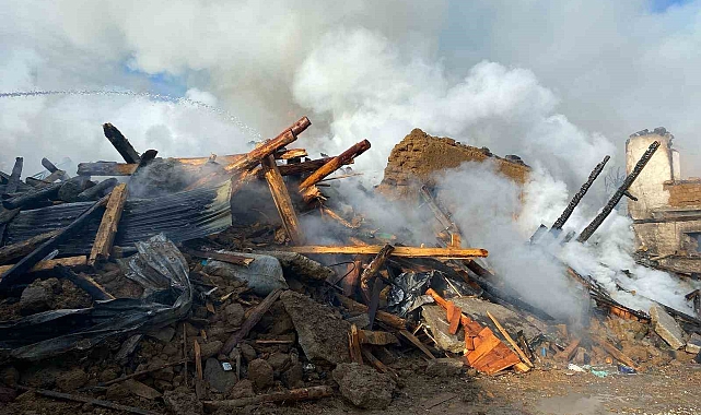 Uşak&#039;ta 6 evi etkileyen yangın söndürüldü