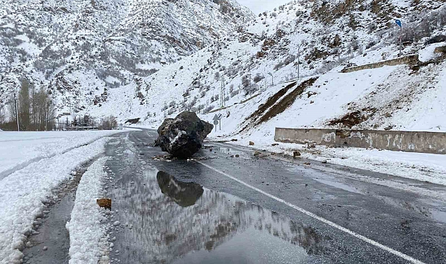 Van-Çatak kara yoluna dev kaya parçaları düştü