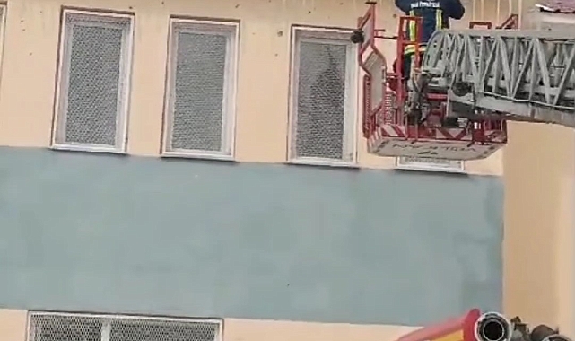 Van&#039;da Buz Sarkıtları Tehlike Saçtı: İtfaiye Ekipleri Temizledi