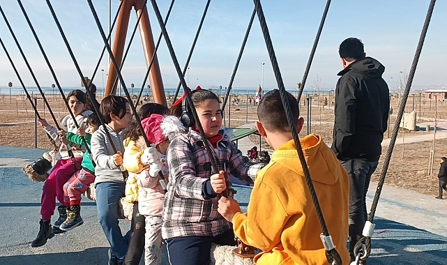 Van&#039;da Çocuklar Güneşli Havayı Parklarda Değerlendirdi