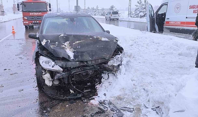 Van&#039;da İki Otomobil Çarpıştı: 2 Yaralı