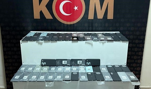 Van&#039;da Milyonluk Kaçak Cep Telefonu Operasyonu