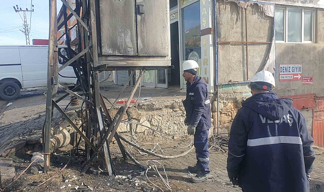 Van&#039;ın Başkale ilçesinde sabah saatlerinde bir elektrik trafosunda yangın çıktı