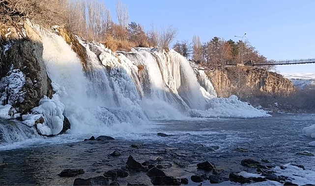 Yarıyıl tatilini fırsat bilen aileler Muradiye Şelalesi&#039;ne akın etti