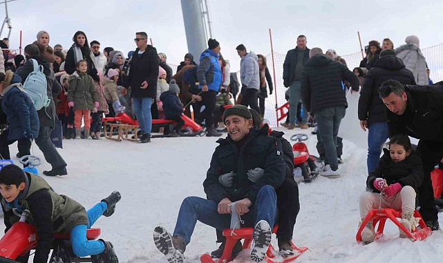 Yarıyıl tatilinin son gününde Ilgaz Dağı&#039;nda kayarak eğlendiler