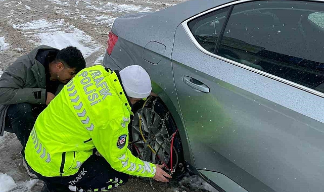 Yolda kalan araçların yardımına polis ekipleri yetişti