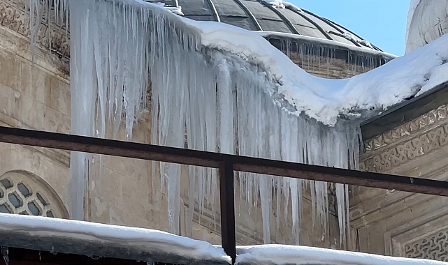Yüksekova&#039;da Dondurucu Soğuklar: Dereler Dondu, Buz Sarkıtları 2 Metreyi Aştı
