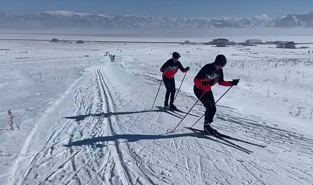 Yüksekova&#039;da Kayaklı Koşu Heyecanı: Sporcular Karlı Dağlarda Antrenman Yapıyor
