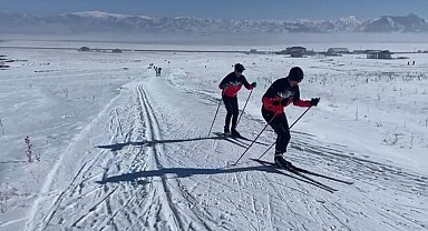 Yüksekova'da Kayaklı Koşu Heyecanı: Sporcular Karlı Dağlarda Antrenman Yapıyor