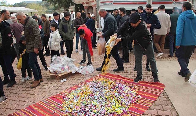 150 Yıllık Bayram Geleneği: Ortaköy&#039;de Çocuklara Şeker Yağmuru
