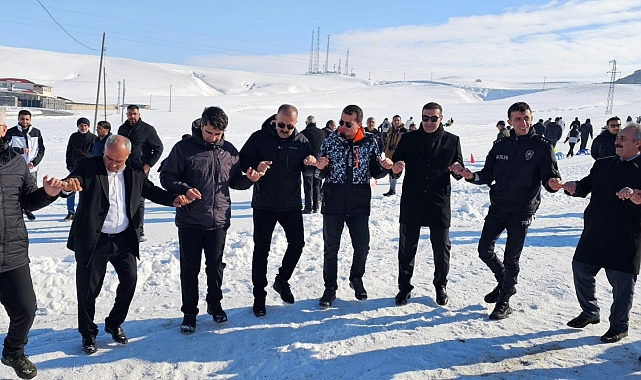 Ağrı Tutak&#039;ta Kış Festivali Coşkusu: Kar Üzerinde Renkli Anlar Yaşandı