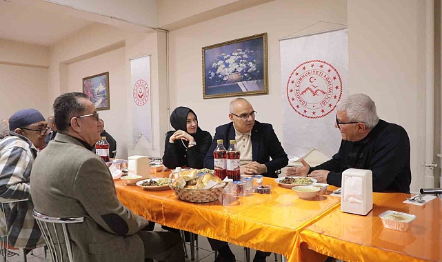 Ağrı Valisi Koç ve Eşi, Huzurevi Sakinleriyle İftar Yaptı