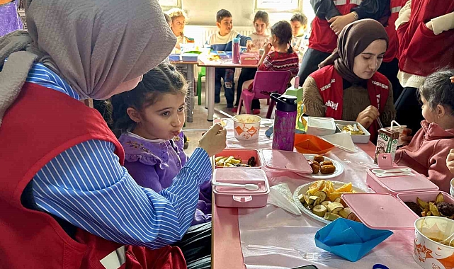 Ağrı&#039;da Kızılay&#039;dan Miniklere İftar Sürprizi