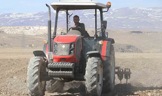 Ağrı&#039;nın Diyadin İlçesinde Tarla Sürme Mesaisi Başladı