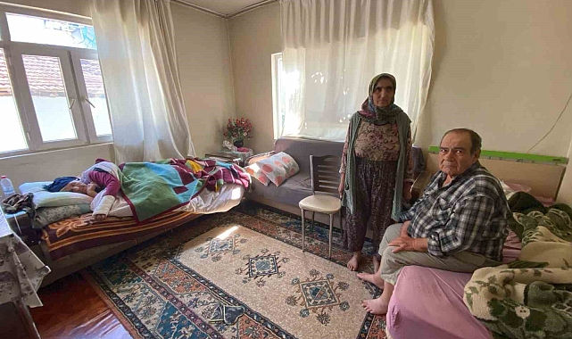 Antalya&#039;da Fedakar Eş: Felçli Kocasına Şefkat Eli