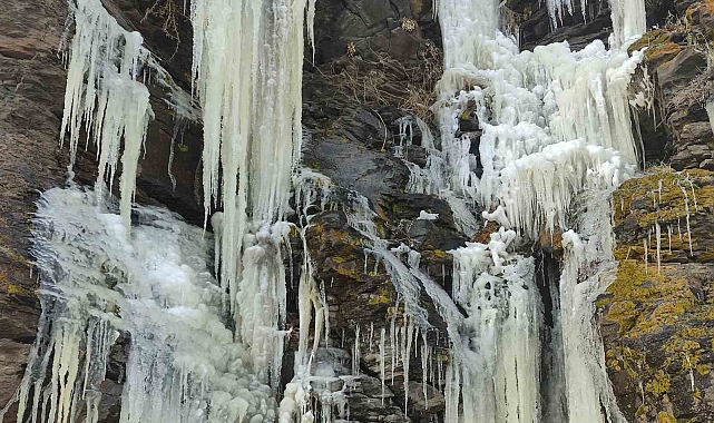 Ardahan&#039;da Dondurucu Soğuklar Buz Sarkıtlarına Dönüştü