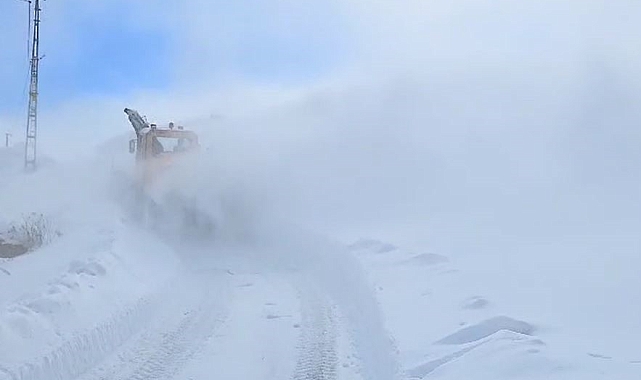 Ardahan&#039;da Kar Yağışı Köy Yollarını Kapattı, Ekipler 24 Saat Çalışıyor
