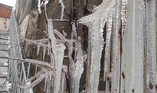 Ardahan&#039;da Kış Geri Döndü: Kar Yağışı ve Soğuk Hava Hayatı Olumsuz Etkiledi