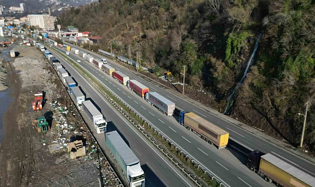 Artvin Sarp Sınır Kapısı&#039;nda Tır Kuyruğu Kilometrelerce Uzadı, Sürücüler Oruçlarını Yolda Açıyor