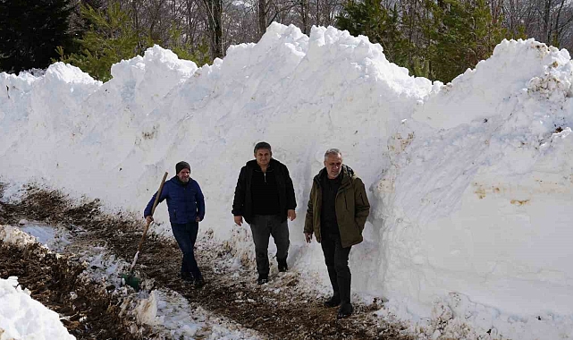 Artvin&#039;de kar yağışı durdu, köylerde yol açma çalışmaları sürüyor