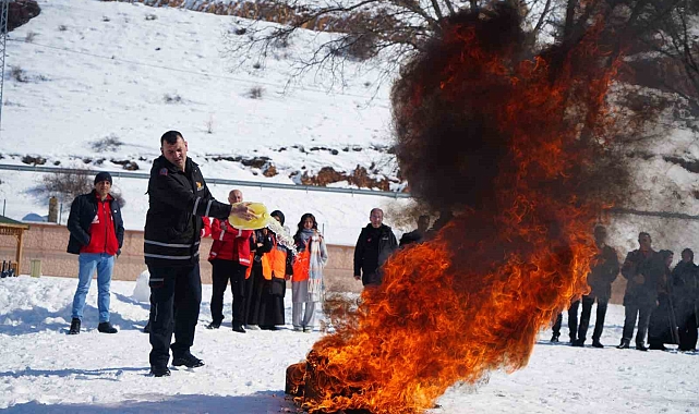 Bayburt&#039;ta eksi 15 derece havada gerçeği aratmayan deprem ve yangın tatbikatı yapıldı