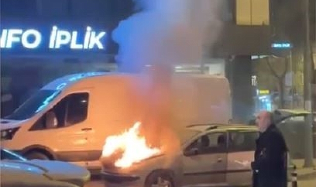 Bayrampaşa&#039;da Seyir Halindeki Araç Alev Aldı, Vatandaşlar Yangını Söndürdü