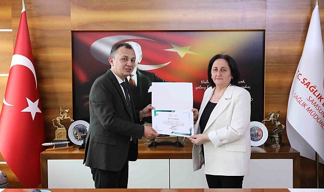 Binlerce bebeğin doğumunda yardımcı olan ebeye Sağlık Bakanlığı&#039;ndan teşekkür belgesi