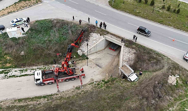 Çanakkale&#039;de Çalıntı Kamyonetle Şarampole Uçan Ehliyetsiz Sürücü Hayatını Kaybetti