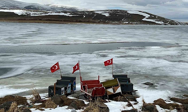 Çıldır Gölü&#039;nde Buzlar Eriyor: Bahar Müjdesiyle Doğaseverler Yeniden Buluşuyor