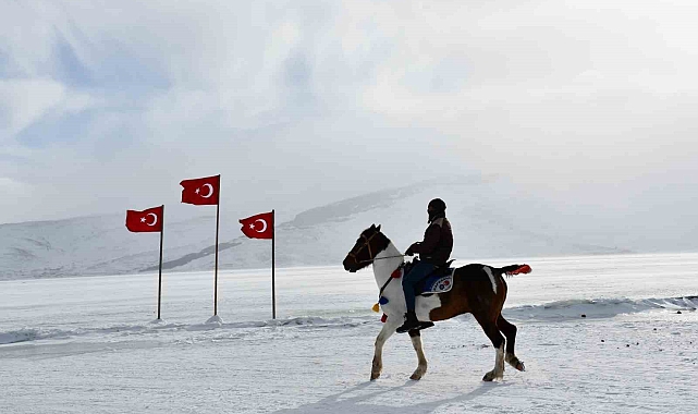 Çıldır Gölü&#039;nde Kış Coşkusu Devam Ediyor