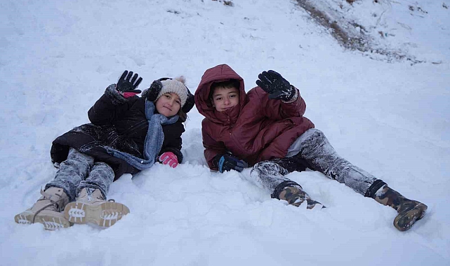 Çocuklar yuvarlanarak karın keyfini çıkardılar