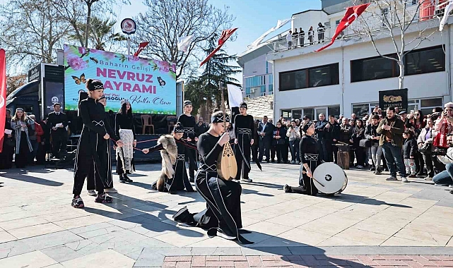 Denizli&#039;de Nevruz Coşkusu Delikliçınar Meydanı&#039;nda Yaşandı