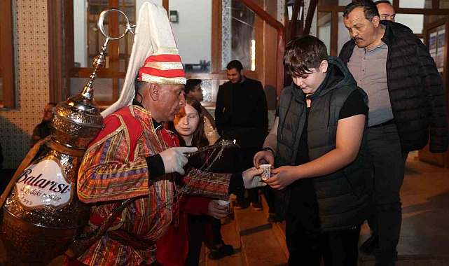 Düzce&#039;de Ramazan Coşkusu: Teravih Sonrası Bal Şerbeti İkramı