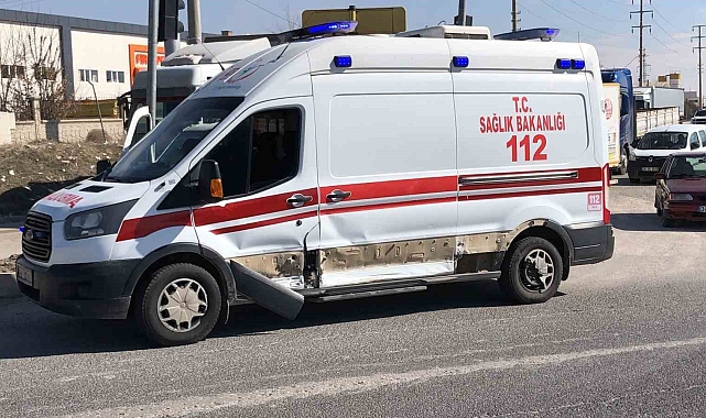 Elazığ&#039;da ambulans ile otomobil çarpıştı: 2 yaralı