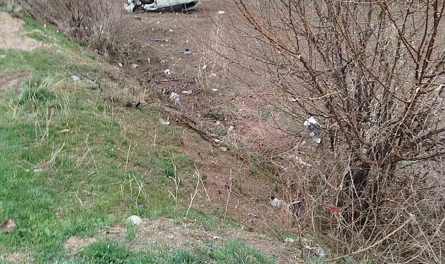 Elazığ&#039;da iki araç çarpıştı, biri bahçeye uçtu: 6 yaralı