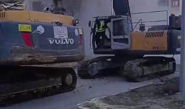 Elazığ&#039;da Tek Dokunuşla Yıkılan Bina: Operatör Canını Zor Kurtardı