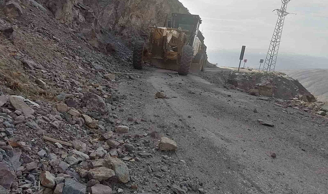 Elazığ&#039;da yola düşen kaya parçalarını kaldırma çalışmaları sürüyor