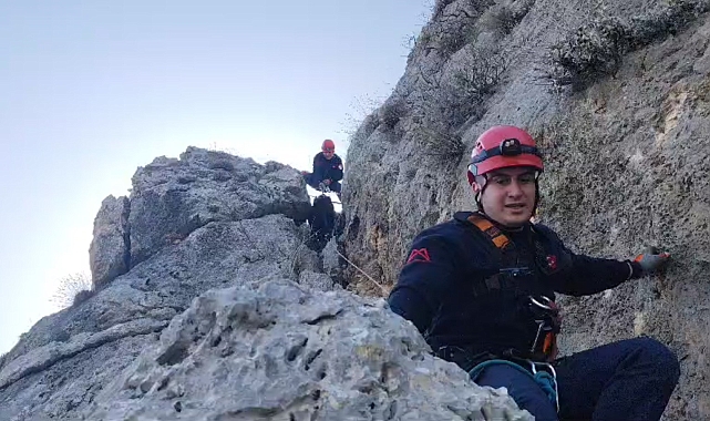 Erdemli&#039;de 4 Günlük Zorlu Kurtarma Operasyonu: Kayalıklarda Mahsur Kalan 6 Keçi İtfaiye Tarafından Kurtarıldı