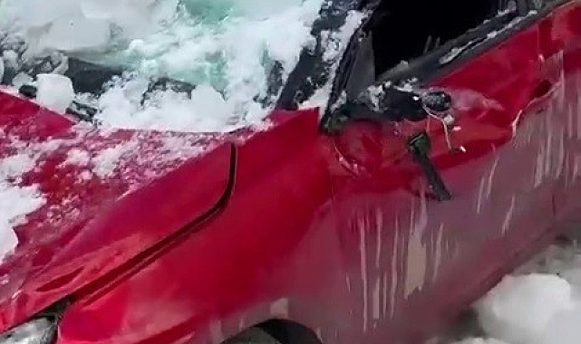 Erzurum&#039;da Çatıdan Düşen Kar Kütlesi Otomobili Hurdaya Çevirdi