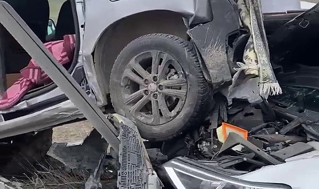 Erzurum&#039;da Kontrolden Çıkan Otomobil Park Halindeki Araca Çarptı: 2 Yaralı