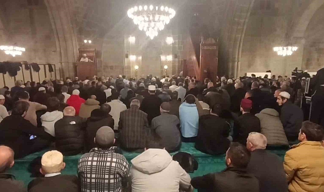 Erzurumlular Kadir Gecesi&#039;nde tarihi camilere akın etti