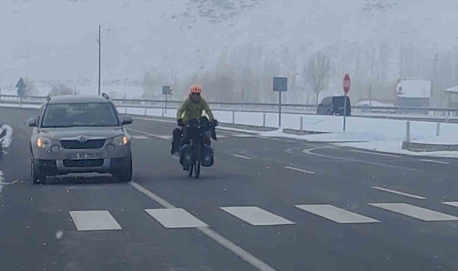 Fransız Bisikletçi 8 Ülke Geçip 7 Bin Kilometre Pedal Çevirerek Van&#039;a Ulaştı