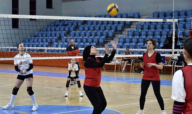 Gümüşhane&#039;de 8 Mart&#039;ta Annelere Karşı Kız Çocuklarından Voleybol Zaferi
