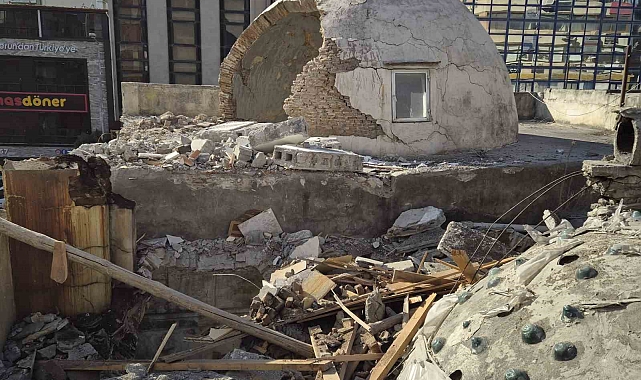 Hasarlı bina yıkım esnasında tarihi hamamın üzerine devrildi