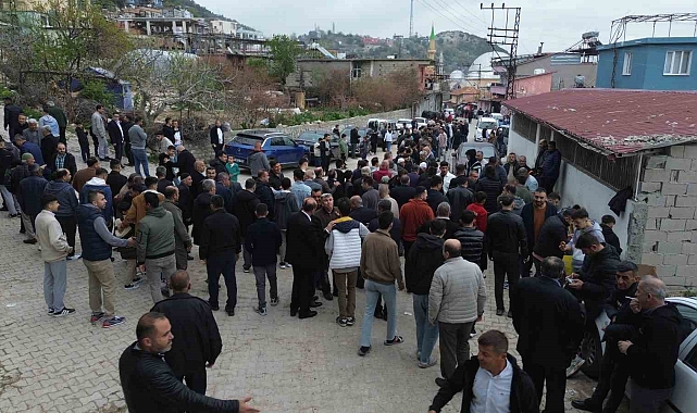 Hatay&#039;da 500 Yıllık Bayramlaşma Geleneği: Metrelerce Kuyruk Oluştu